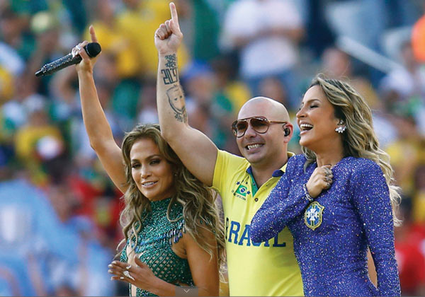 Os cantores Pitbull, Jennifer Lopez e Claudia Leitte na festa de abertura da Copa do Mundo (Foto: Reuters)