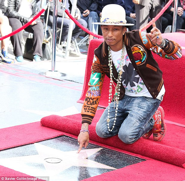 Pharrell-Williams-na-calçada-da-fama2